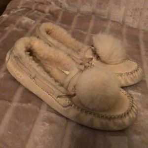 Ugg PomPom Tan Moccasins Slippers 1019015 size 8